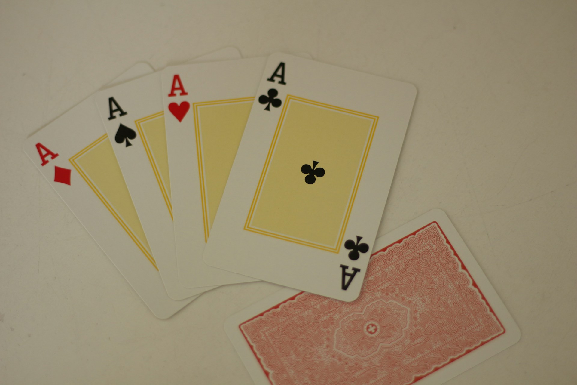 Literatur über Glücksspiel und die Verlage hinter den Titeln